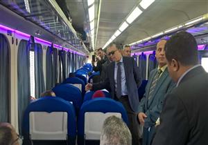 وزير النقل لركاب قطار "905": ملتزمون بتطوير منظومة السلامة والأمان