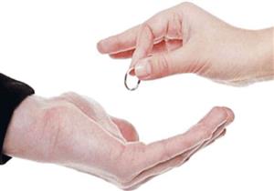 طبيبة تطلب الخلع: اتجوزني بالسحر.. ومخبي "حجاب المحبة" فوق الدولاب