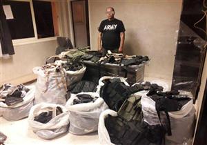 ضبط كميات ضخمة من الملابس والمهمات العسكرية داخل محل بمنطقة الوايلي