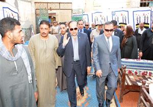 بالصور.. محافظ سوهاج ومدير الأمن يعزيان في شهيد الواحات