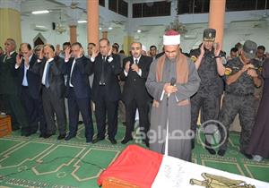 بالصور.. الآلاف من أبناء سوهاج يشيعون "زين العابدين" شهيد الواحات