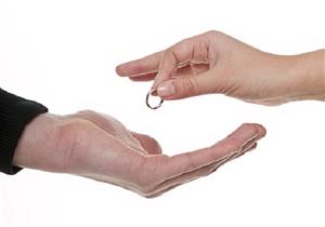 "لميس" تطلب الخلع بعد أسبوع زواج: "مش عايزني أخرج مع صحابي"