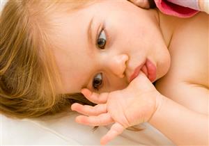 أسباب وضع الأطفال أصابعهم داخل الفم.. وأضراره وطرق علاجه