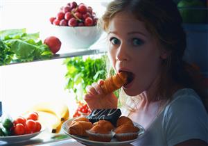 تعشق الأكل ليلَا.. 4 أبراج تربطها علاقة حب قوية بتناول الطعام 