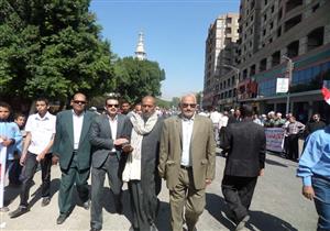 بالصور.. والد شهيد بالواحات يتقدم مسيرة دعم الشرطة في سوهاج