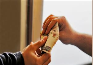 أحد أسباب قلة البركة.. أمين الفتوى يوضح حكم الحلف عند البيع والشراء (فيديو)