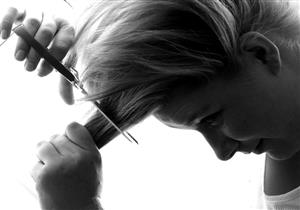 علام يدل قص الفتاة لشعر رأسها؟