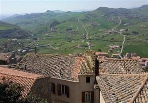  قرية إيطالية تعرض منازلها للبيع بـ 20 جنيهًا فقط.. والسبب