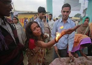 بالفيديو- تقليد هندي يجعل الكهنة يضربون النساء بشكل وحشي..والسبب