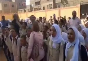 بالفيديو .. مدير مدرسة يؤلف هتاف جديد لـ "تحية العلم" بسوهاج
