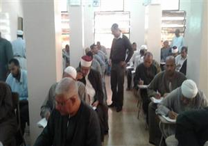 بالصور.. اختبارات تحريرية لخطباء المكافأة في قنا