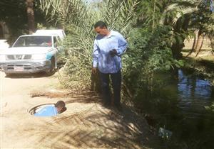 بالصور - غسل شبكات مياه الشرب بقرى إسنا بالأقصر