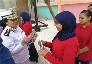 بالصور.. "أمن القاهرة" يوزع أدوات مدرسية على طلبة مدرسة للصم وضعاف السمع