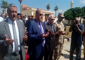 بالصور.. محافظ بورسعيد يضع إكليل الزهور على قبر الجندي المجهول