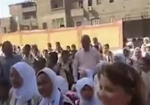 محافظ سوهاج يعلق على واقعة ترديد طلاب مدرسة هتاف مختلف لتحية العلم 