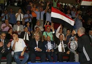 طلاب جامعة المنوفية يحملون الخولي على أعناقهم احتفالا بالصعود للمونديال