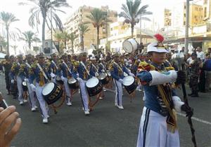 بالصور.. "أوركسترا" غنائية لطلاب الكلية الحربية بإندونسيا في شوارع بورسعيد