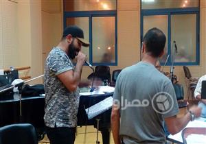 بالصور- أحمد سعد يغني "ع الحلوة والمرة" و"موعود" ببروفات مهرجان الموسيقى العربية