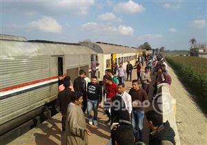 بالصور.. توقف حركة القطارات في كفر الشيخ بسبب عطل جرار