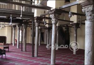 طالب يسرق 3 آلاف دولار داخل مسجد: "استنيت لما صاحبها ركز في الصلاة"