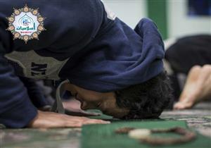 هل يجوز كشف الجبهة في الصلاة؟