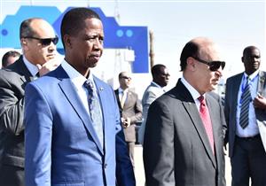 الرئيس الزامبي يلتقط صورا بـ"ثعبان سمك" من مشروع الاستزراع بالإسماعيلية