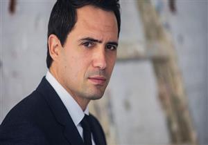 بالفيديو- ظافر العابدين يحمل ممثلة على كتفه.. والجمهور: "يا بنت المحظوظة"