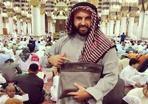 بالفيديو والصور .. يهودي إسرائيلي في المسجد النبوي الشريف