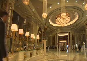 بالفيديو: صحفية بريطانية تدخل "السجن الذهبي" لأثرياء السعودية