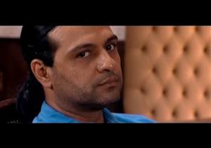 صورة.. فنان مصري يصلي في الكنيسة من أجل شهداء "الروضة"