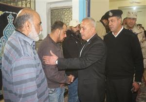 محافظ السويس يقدم واجب العزاء في شهيد المحافظة بـ "الروضة"