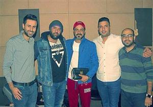 بالصور ..محمد رجب يسجل أغنية "سيب علامة" من فيلم "بيكيا"