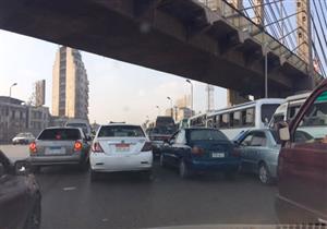 كثافات مرورية بكورنيش النيل بسبب سقوط حاجز حديدي على أتوبيس 