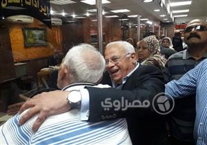بالصور.. محافظ بورسعيد يوجه العاملين بحي الزهور بحسن معاملة المواطنين
