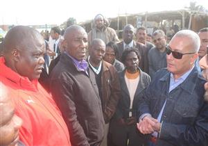 محافظ السويس يستقبل الوفود السياحية المتجهة إلى "عيون موسى" 