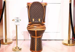 بالصور- مصممة تحول "ماركة عالمية" لحقائب اليد إلى مرحاض