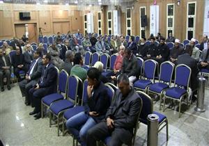 بآيات القرآن.. "الشبان المسيحية" بالمنيا تُقيم عزاءً شعبيًا لشهداء الروضة (صور)