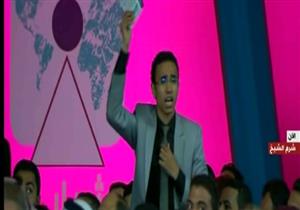 السيسي يستمع لشاب يشرح له رحلته في علاج "الفشل الكلوي"