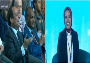 السيسي ممازحًا محاورة المنتدى: "أنتي اللي أخدتيني من الباب على طول"-فيديو