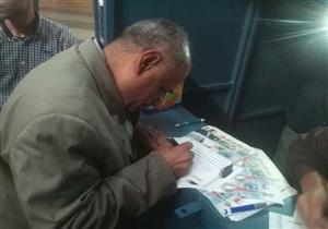 بالصور- جمع توقيعات لتأييد السيسي لفترة رئاسية جديدة في محطة مصر