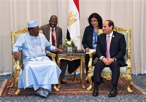 السيسي يبحث مع رئيس تشاد تعزيز العلاقات الثنائية على هامش منتدى الشباب