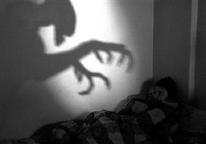 لماذا نتخيل وجود أشخاص في الغُرفة؟ طبيب نفسي يجيب