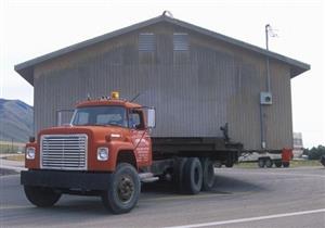 أحدث طرق سرقة المنازل في إنجلترا.. حركوا المبنى من مكانه بشاحنة نقل..