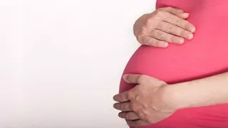 من الصداع إلى ارتفاع الضغط.. علامات مبكرة لا يجب تجاهلها أثناء الحمل