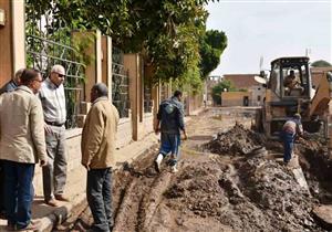 بالصور.. محافظ أسوان يتفقد موقع كسر خط مياه بمنطقة كرم النخل