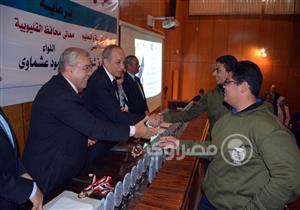 بالصور.. محافظ القليوبية يكرم الفائزين بمعرض العلوم والهندسة