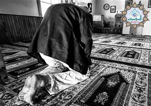 ما حكم الشرع في صلاة العاجز الذى علق بثوبه النجس؟