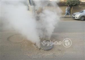 بالصور.. أهالي بالمحلة يستغيثون من أدخنة مجهولة تخرج من بالوعات الصرف