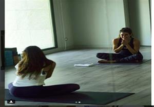 بالصور.. ياسمين صبري تستعرض رشاقتها بالوقوف على رأسها.. والجمهور "العب يلا "