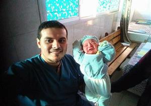 "سيلفي الطبيب" و"فيسبوك".. قصة إنقاذ رضيع من مصير مجهول (صور)